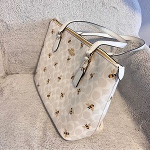 NWT Coach Gallery Tote In Signature Canvas With Bee Print CH514